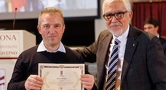 Marco Ferranti riceve il premio «Cortona e le sue stelle» da Alberto Melis